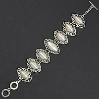 Браслет жіночий сріблястого кольору з перламутровими каменями та візерунками застібка тогл завдовжки 22 см ширина 33 мм