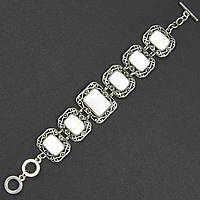 Браслет жіночий сріблястого кольору з візерунками та білим кварцом застібка тогл довжина 22 см ширина 25 мм