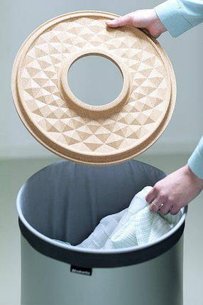 Кошик для білизни Brabantia 35 л білий із чорною кришкою, фото 3