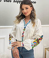 Яскрава красива жіноча сорочка-вишиванка з кольоровою вишивкою