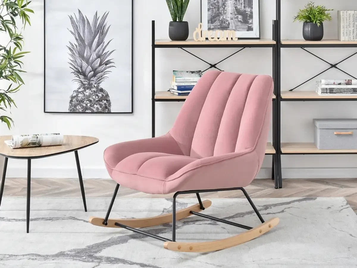 Мягкое пушистое кресло-качалка берта розовое на буковых полозках для гостиной - фото 2 - id-p2107609617