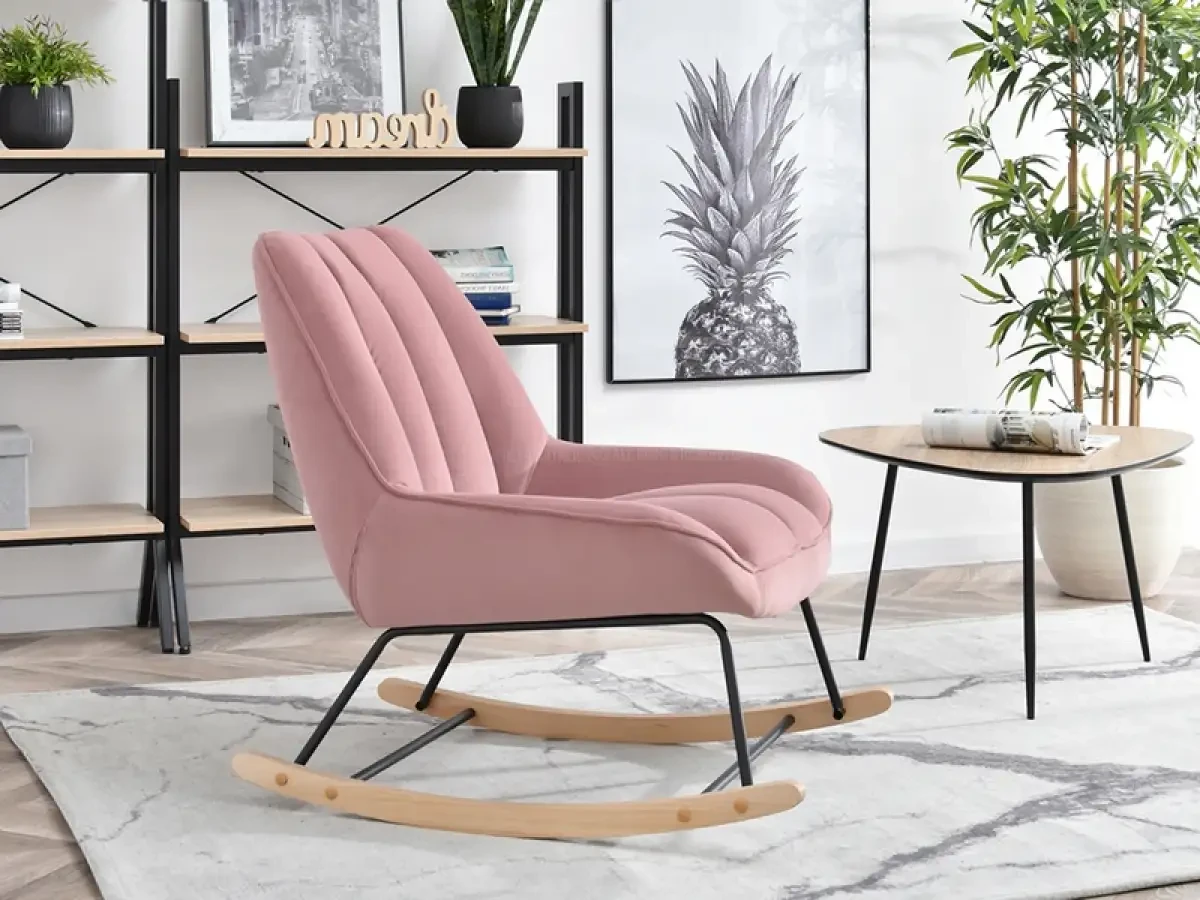 Мягкое пушистое кресло-качалка берта розовое на буковых полозках для гостиной - фото 4 - id-p2107609617