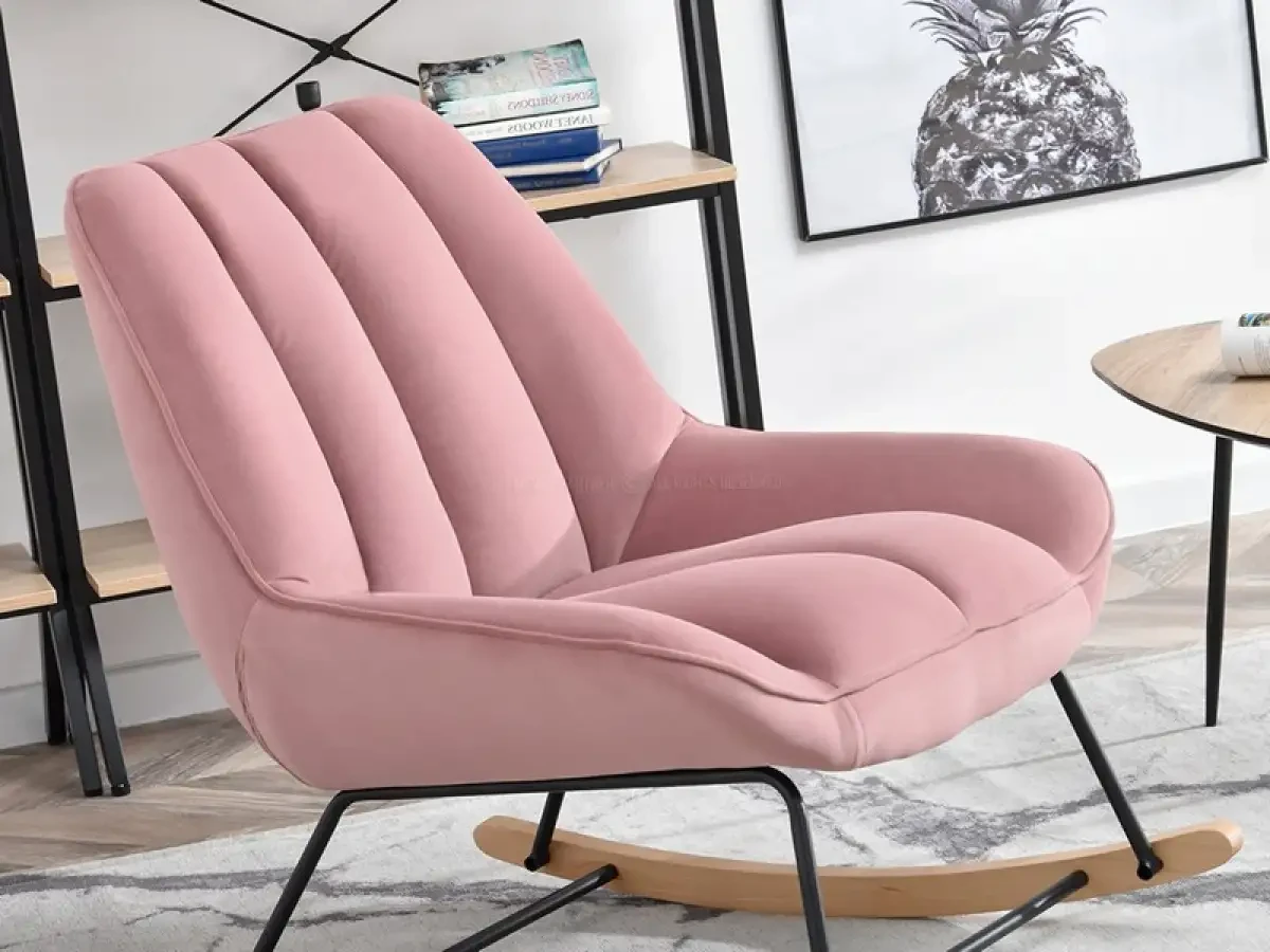Мягкое пушистое кресло-качалка берта розовое на буковых полозках для гостиной - фото 6 - id-p2107609617