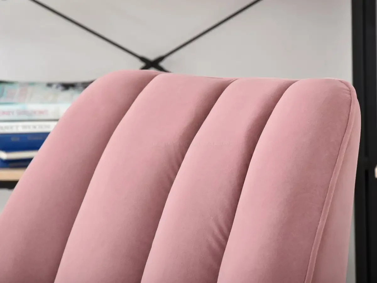 Мягкое пушистое кресло-качалка берта розовое на буковых полозках для гостиной - фото 7 - id-p2107609617