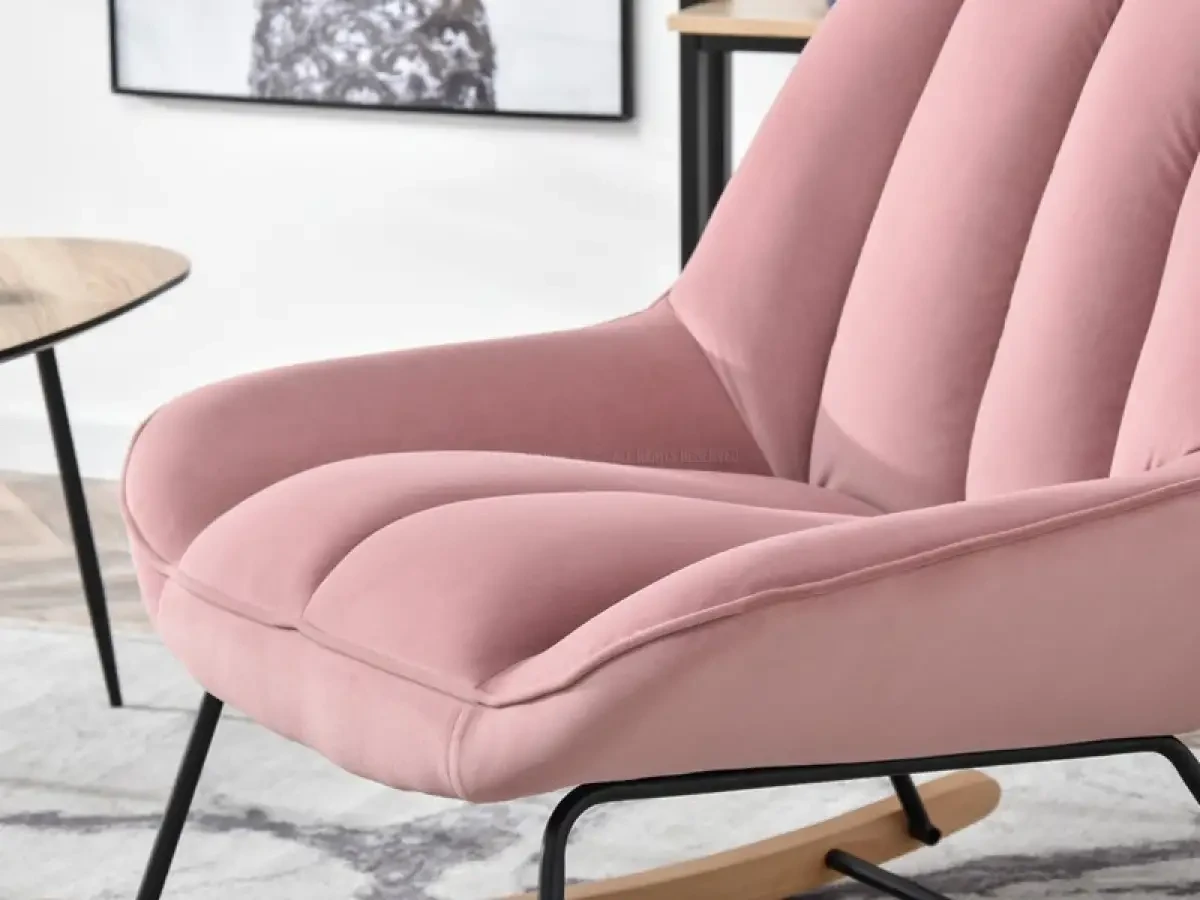 Мягкое пушистое кресло-качалка берта розовое на буковых полозках для гостиной - фото 8 - id-p2107609617