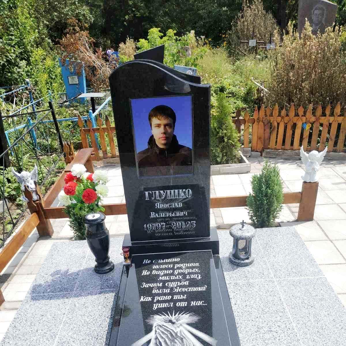 Портрет усередині триплексованого скла на пам'ятник хлопцю, 30х40 см, товщина 12 мм (6+6)