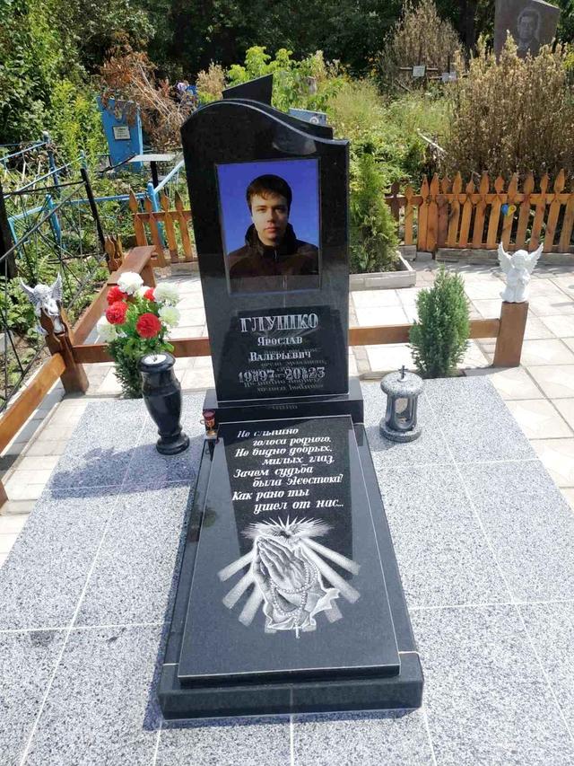 портрет-всередині-триплексованого-скла-на-пам'ятник-хлопцю portret-vseredyni-trypleksuvannya-skla-na-pam'yatnyk-khloptsyu