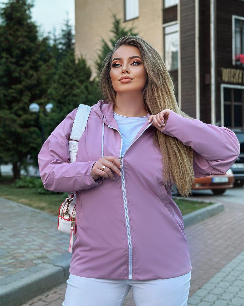 Жіноча легка рожева вітровка на блискавці з капюшоном батал