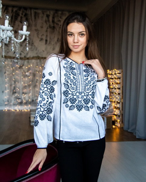 Біла жіноча сорочка з чорною машинною вишивкою хрестиком у стилі модерн-етно