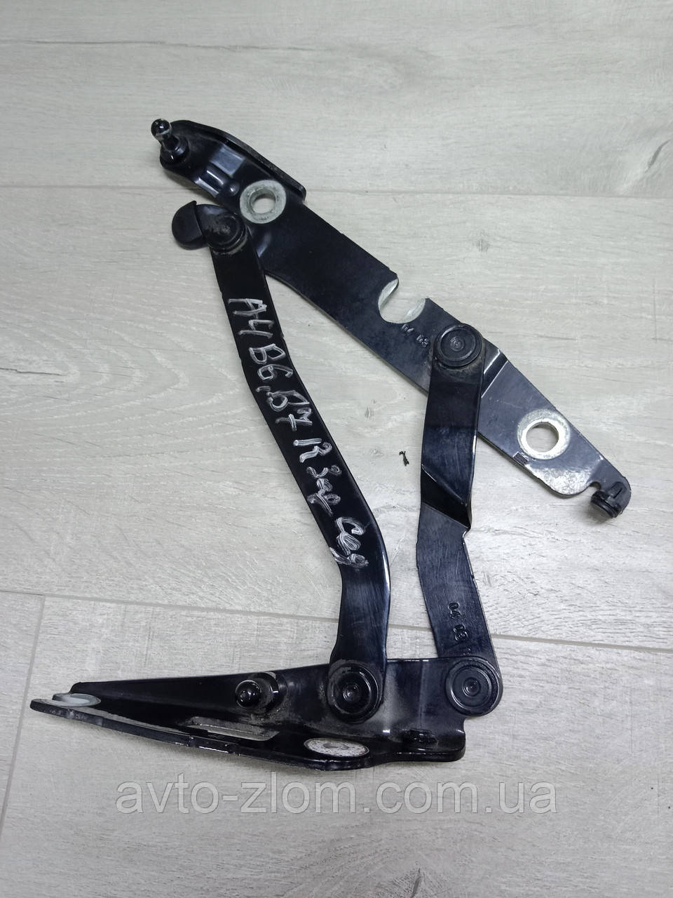 Петля кришки багажника Ауді A4 B6, B7. Ауді А4. Права, седан. 8E5827302C., фото 1