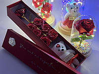 Подарочный набор в красной коробке с розами, золотой розой и медвежонком