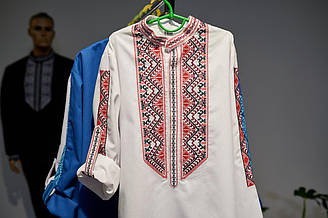 Дитяча туніка з довгим рукавом реглан, вишивка – гладь, тканина бавовна, колір – білий.