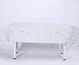 Скатертина фольгована одноразова святкова біла з візерунком зірки срібло137Х183 см, фото 3