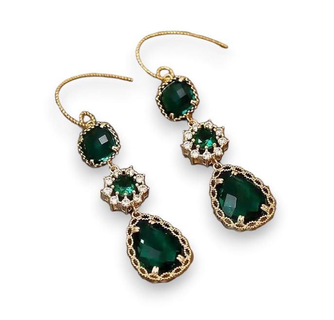 Золотисті сережки жіночі Сансет із зеленим каменем у формі крапельки та безліччю білих фіанітів золотистий