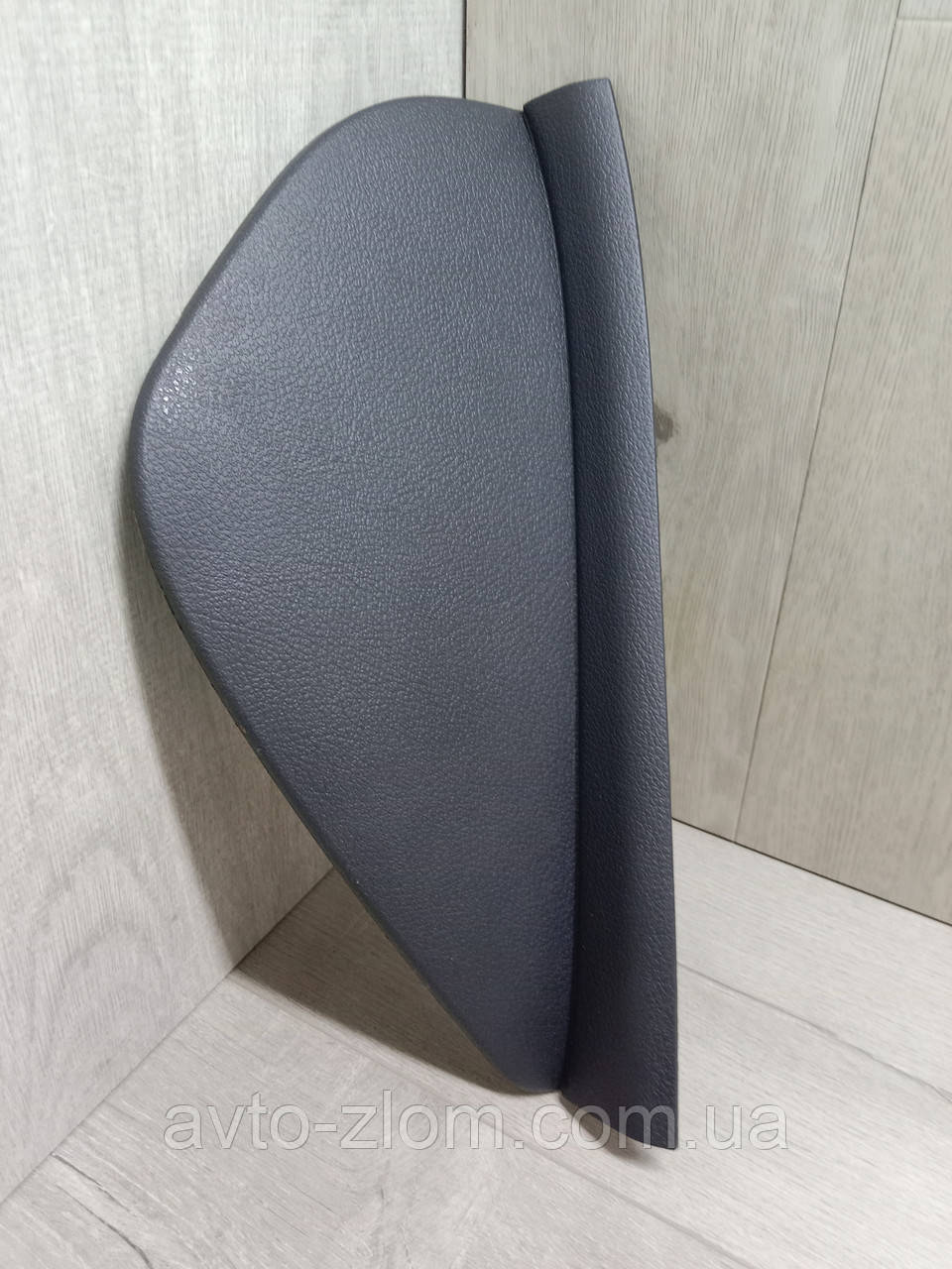 Бічна заглушка торпеди Volkswagen Golf Plus. Гольф Плюс. Права. 5M0858248.