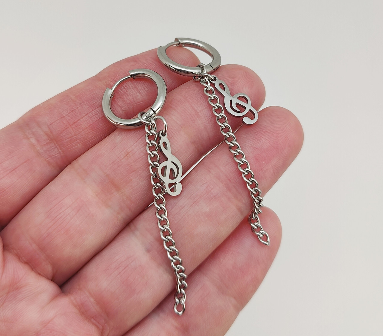 Сережки біжутеріальні "Скрипічний ключ" із ланцюжком кольору — срібло арт. 04650
