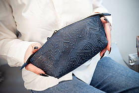 Шкіряна косметичка з тисненням Карпати темно-синя