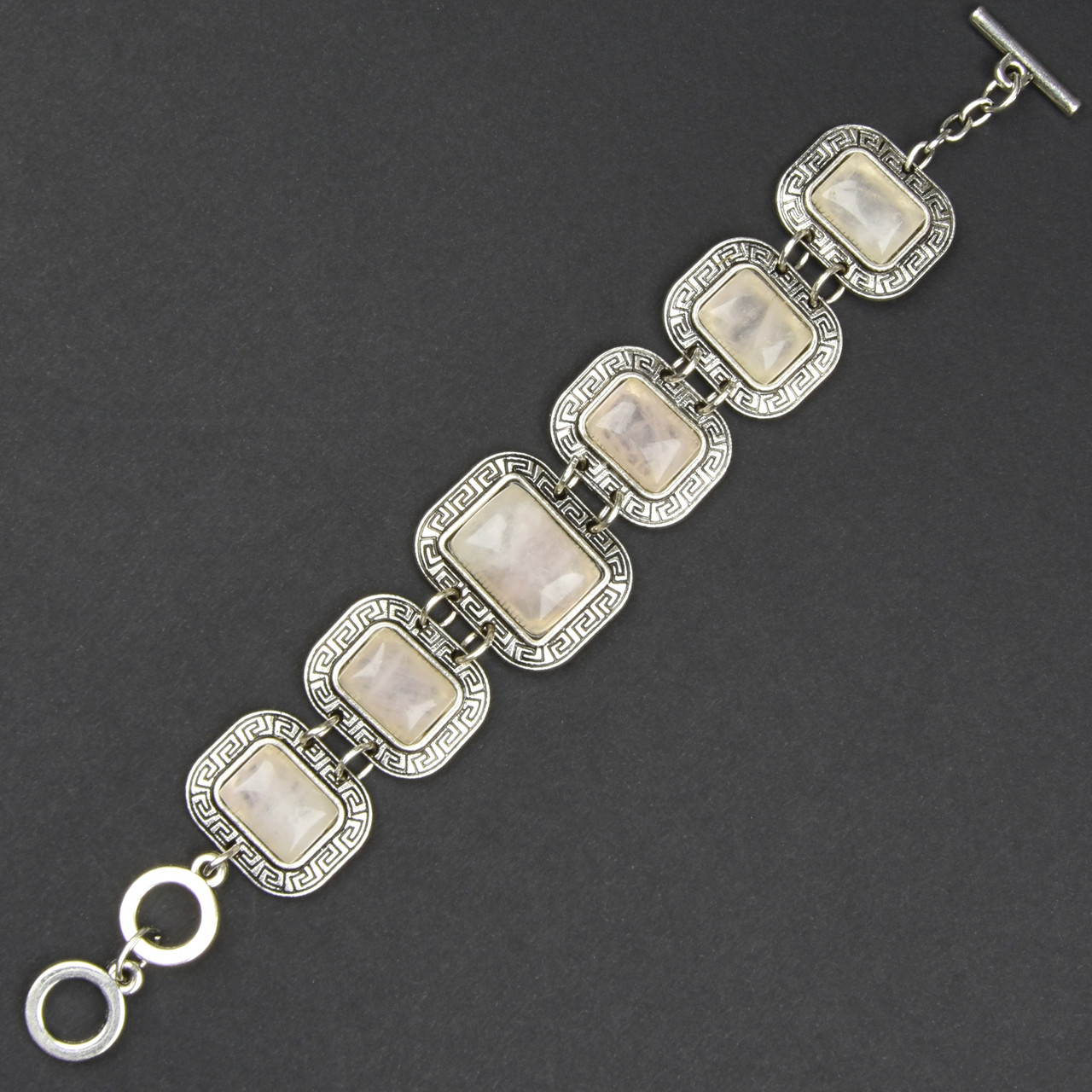 Браслет жіночий сріблястого кольору з візерунками та білим кварцом застібка тогл довжина 22 см ширина 25 мм - фото 1 - id-p2108777143