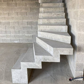 Поворотні сходи заливка та розрахунок навантаження 90