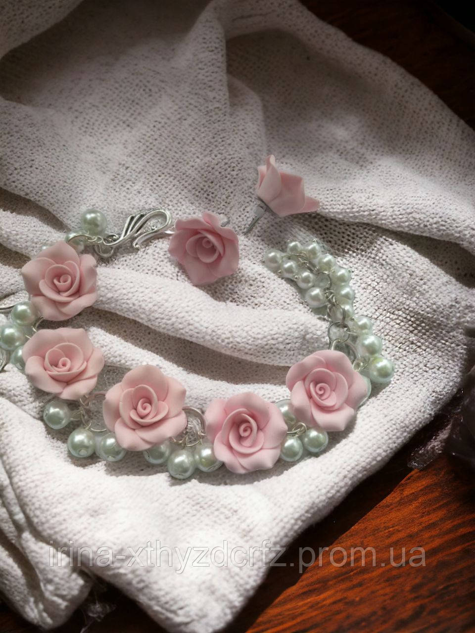 Браслет і сережки з рожевими трояндами і перлами