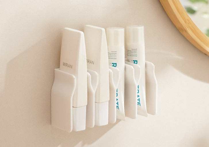 Настінний тримач на самоклеючій основі для косметики. Білий