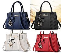 Женская стильная модная брендовая кожаная сумка сумочка с ремешком ручкам брелком