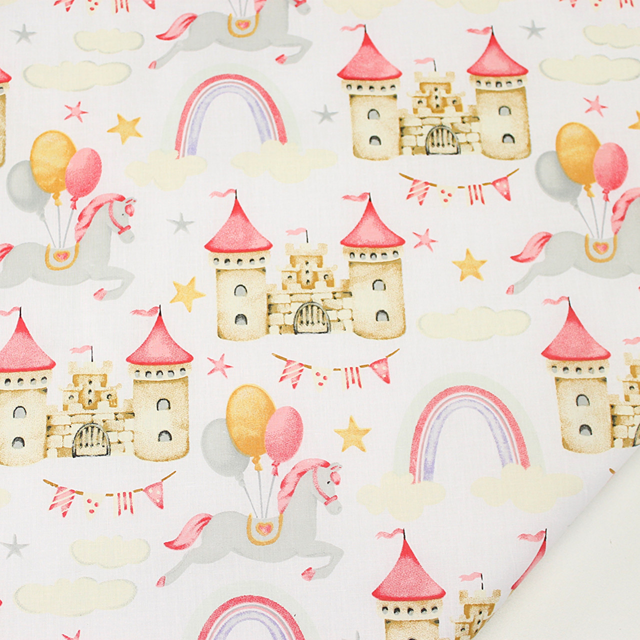 Бязь "Фортеці з кониками у веселках та хмарах" рожевого кольору на білому тлі № Е-3211, фото 1