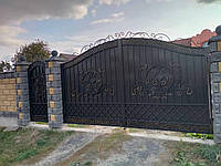 Ковані ворота з бронзовими елментами та завитушками