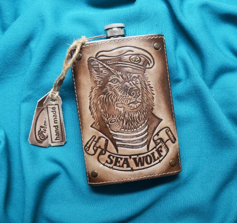 Фляга для алкоголю обтягнута натуральною шкірою з тисненням "Морський вовк", фото 1