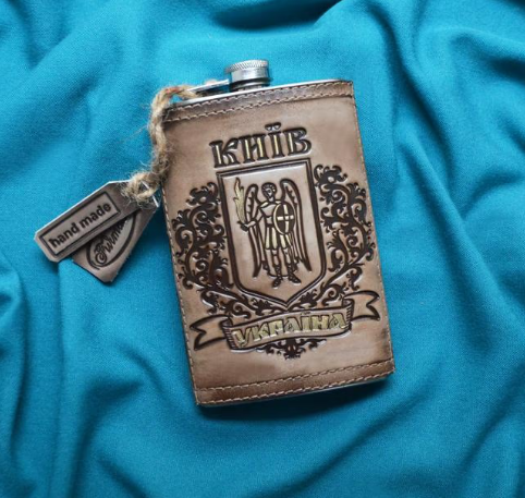 Фляга для алкогольних напоїв обтягнута натуральною шкірою з тисненням "Київ" ручна робота, фото 1