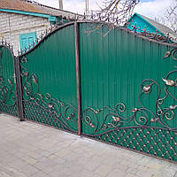 Ковані ворота з зеленим профлистом