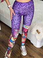 Жіночі лосини для спорту та фітнесу з широким поясом мікродайвінг колір фіолетовий принт комікси