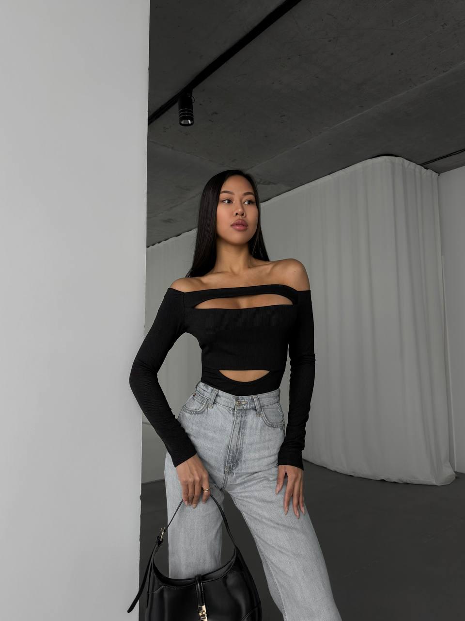 Жіночий базовий боді в рубчик з вирізами та відкритими плечима, фото 1