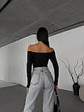 Жіночий базовий боді в рубчик з вирізами та відкритими плечима, фото 2