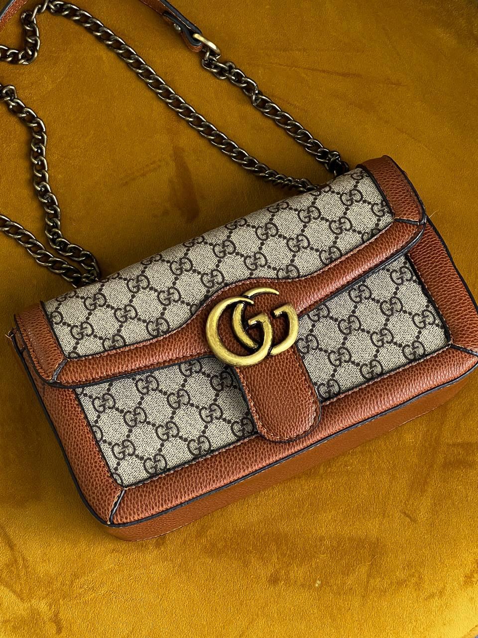 Жіноча сумка Gucci Large Marmont Brown Beige (Коричнева) Сумка Крос Боді-екошкіра текстиль на 1 відділення на ланцюжку принт Гуччі
