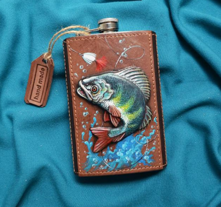Фляга подарункова ручної роботи в натуральній шкірі з 3D-тисненням і ручним розписом "Окунь", фото 1