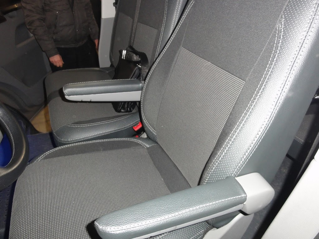 Авточехлы (кожзам и ткань, Premium) Полный салон и передние (2 и 1) для Volkswagen T5 Caravelle 2004-2010 гг - фото 3 - id-p2111197087