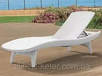 Шезлонг Keter Pacific White (белый) из искусственного ротанга