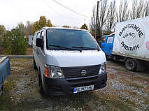 Виробництво та заміна лобового скла триплекс на автобусі Nissan Urvan у Нікополі (Україна). 1