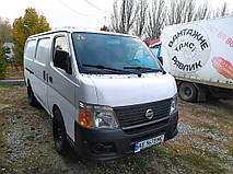 Виробництво та заміна лобового скла триплекс на автобусі Nissan Urvan у Нікополі (Україна). 2