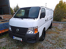 Виробництво та заміна лобового скла триплекс на автобусі Nissan Urvan у Нікополі (Україна). 4