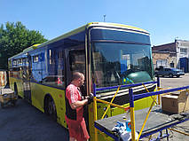 Виробництво та заміна лобового скла триплекс на автобусі Volvo B7RLE VEST Center у Нікополі (Україна). 21