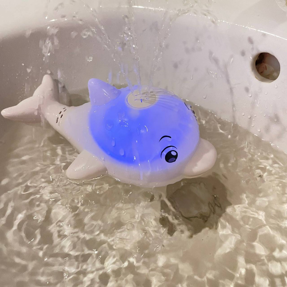 Игрушка для ванной Дельфин спрей светящийся с фонтаном Серый (6699) - фото 1 - id-p2101709907
