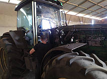 Виробництво та заміна лобового скла триплекс на тракторі John Deere 8210 у Нікополі (Україна). 1