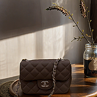 Элегантная повседневная женская кожаная сумочка клатч Chanel Шанель с ручкой через плечо коричневого цвета