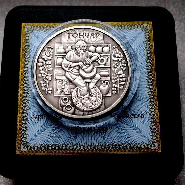 Серебряная Монета Гончар 10 гривен в подарочном футляре. - фото 2 - id-p2111462723