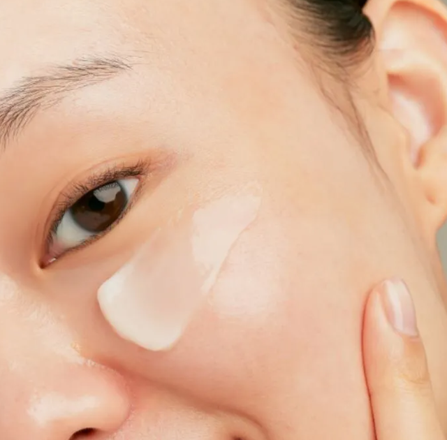 Омолоджувальний крем Innisfree Black Tea Youth Enhancing Cream