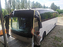 Виробництво та заміна лобового скла триплекс на автобусі МАЗ 251 у Нікополі (Україна). 1