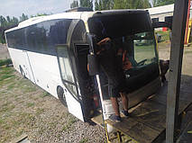 Виробництво та заміна лобового скла триплекс на автобусі МАЗ 251 у Нікополі (Україна). 2