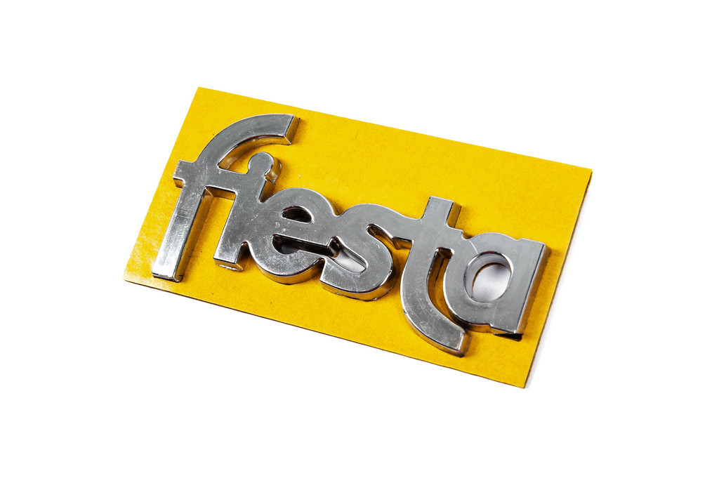 Надпись Fiesta 8401a (69мм на 35мм, на дверь) для Ford Fiesta 1995-2001 гг - фото 2 - id-p2111440659